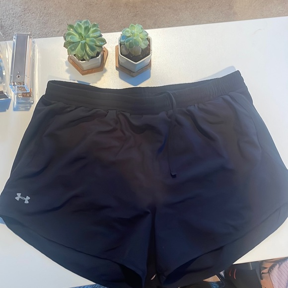 Under Armour Black Mesh Shorts - Picture 1 of 1